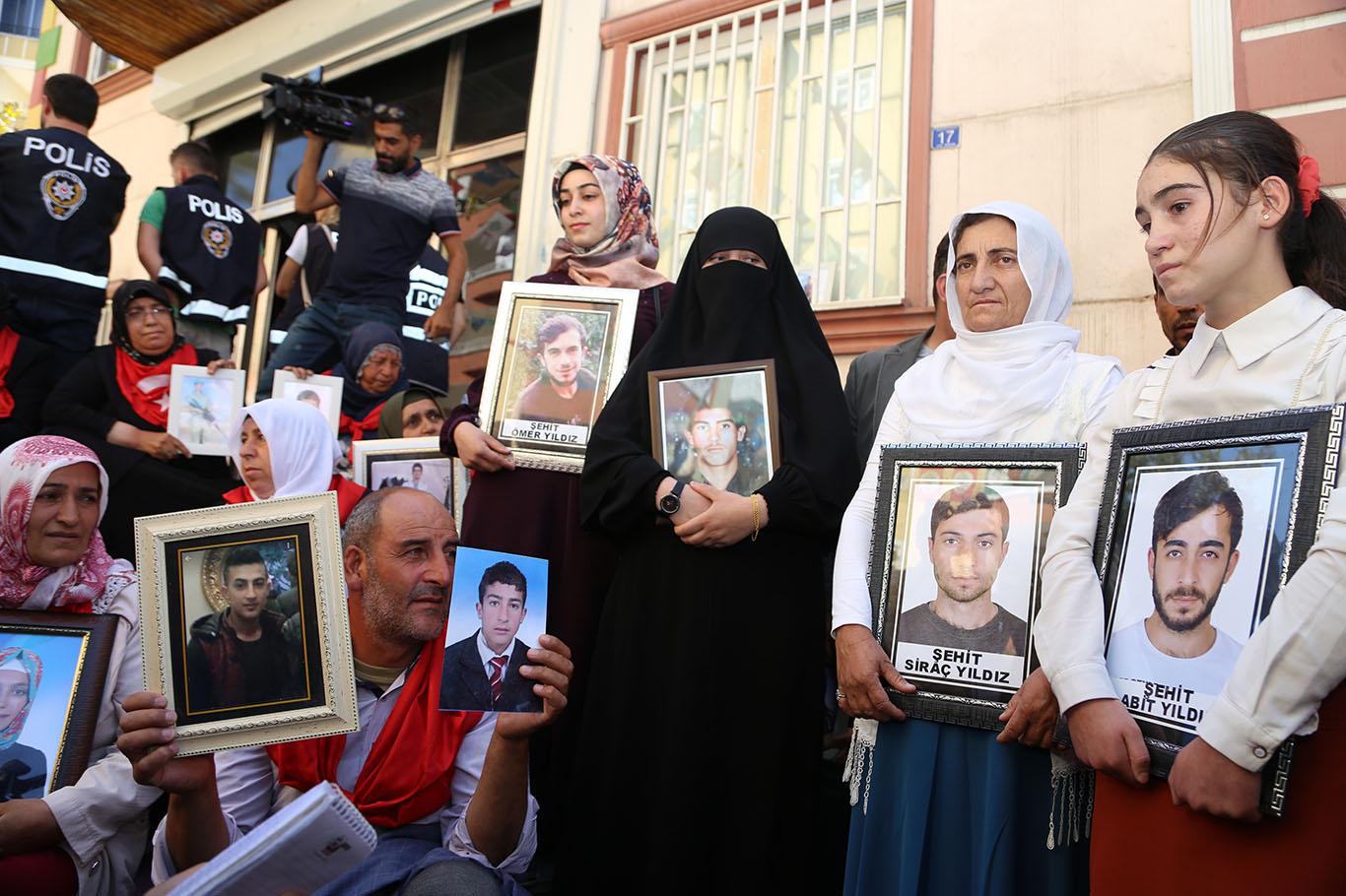 Kulp'taki PKK saldırısında çocuklarını kaybeden ailelerden evlat nöbetine destek